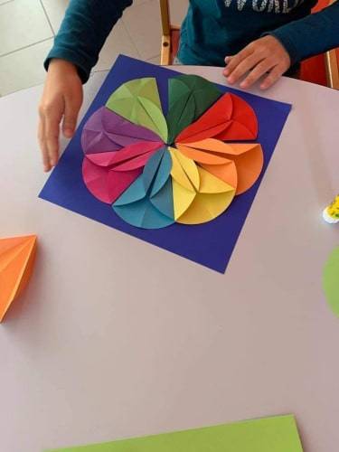 image avec un enfant entrain de réaliser des origami en activité commune de Virelade