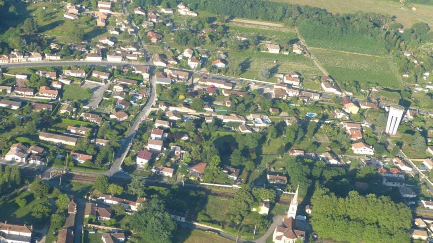 Vue aérienne de Virelade vu sur les habitations, sur la foret et les parcelles de vignes. un paysage très riche sur la Commune de Virelade